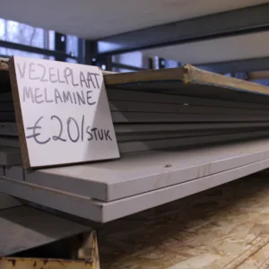 Melamine vezelplaat (235 x 80-98 x 1,9)