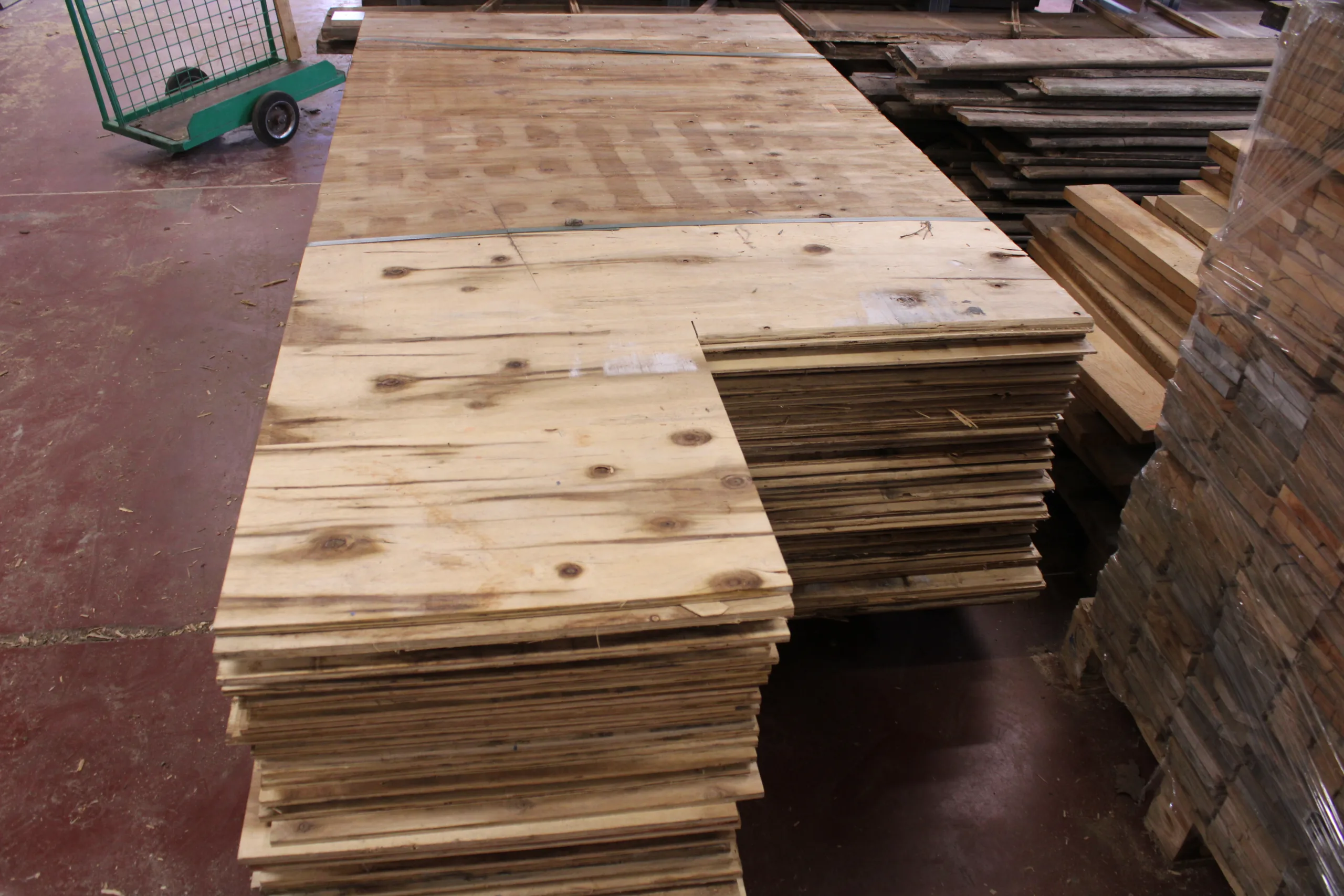 Vuren Multiplex met hoek uit (1,1 x 116 x 189,5-240)cm
