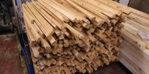 Grenen kepers met groef 30 mm (2,5 × 4,4 × 98-107,5)cm