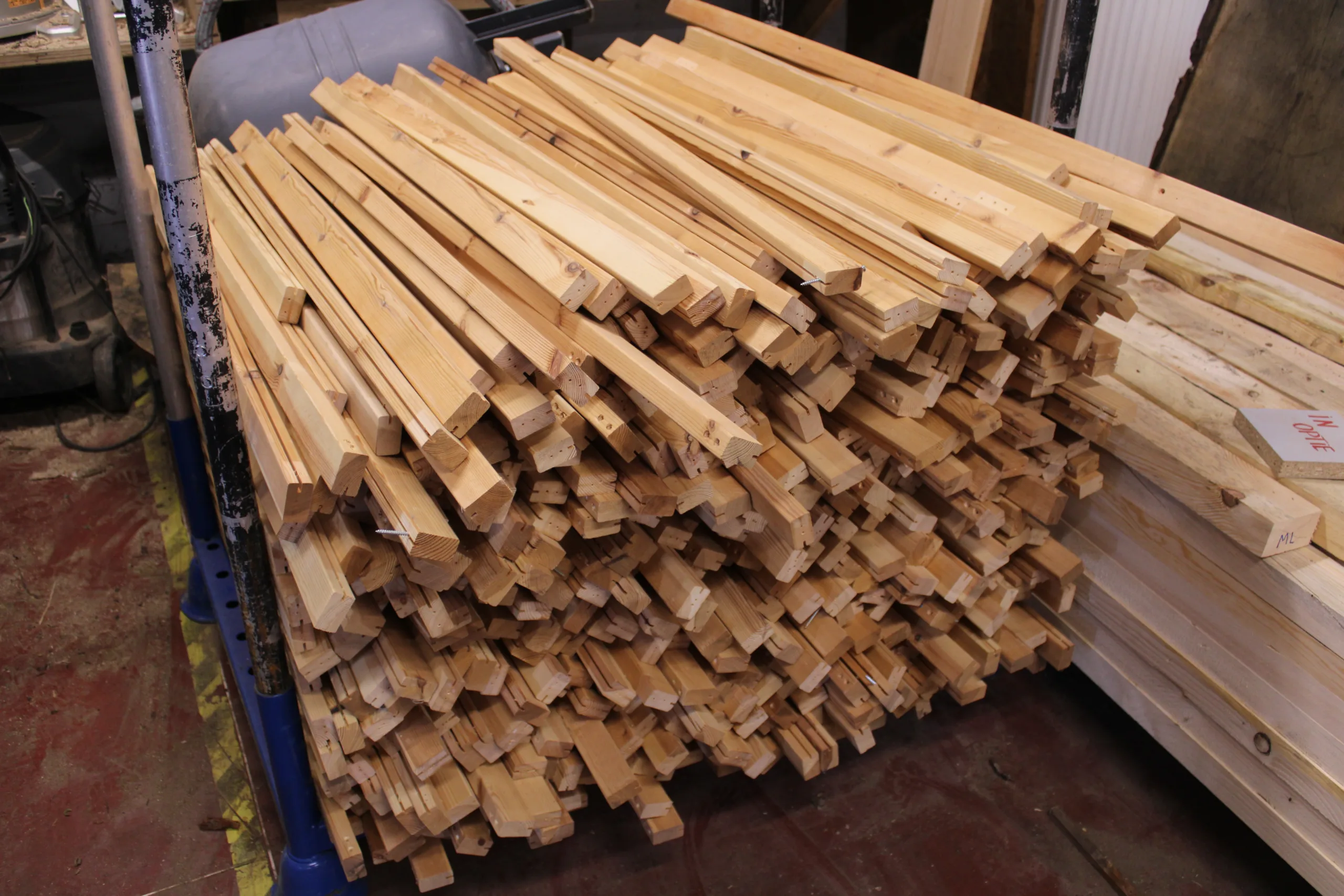 Grenen kepers met groef 30 mm (2,5 × 4,4 × 98-107,5)cm