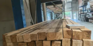 Grenen kepers (7,5 × 7,5 × 240 cm)